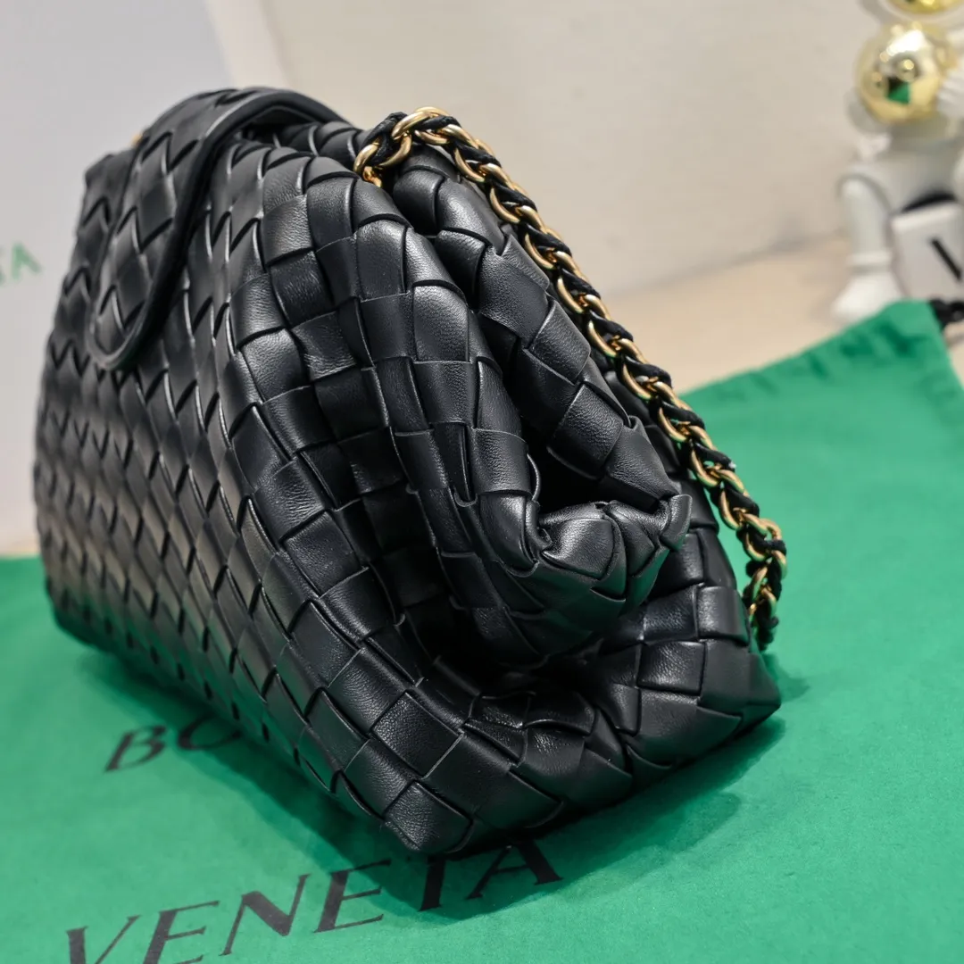 Batch 2260 Bitters Venetia 2024 summer series brings Lauren 1980 handbags back to the public eye. The design of the bag is inspired by ancient Roman architecture. It uses the brand's iconic Intrecciato lambskin woven bag body with a hard frame. No logo can be seen on the whole bag. It is equipped with a leather woven metal chain. When using it as a clutch, just put the chain directly in the bag ~ showing an elegant and timeless style. Decades later, when Lauren Hutton once again walked on the Bottega Venetia spring and summer show with this bag, the charm of the year still remains intact despite the passage of time. Size: 31.5*16.5*11 Style number: 5807#